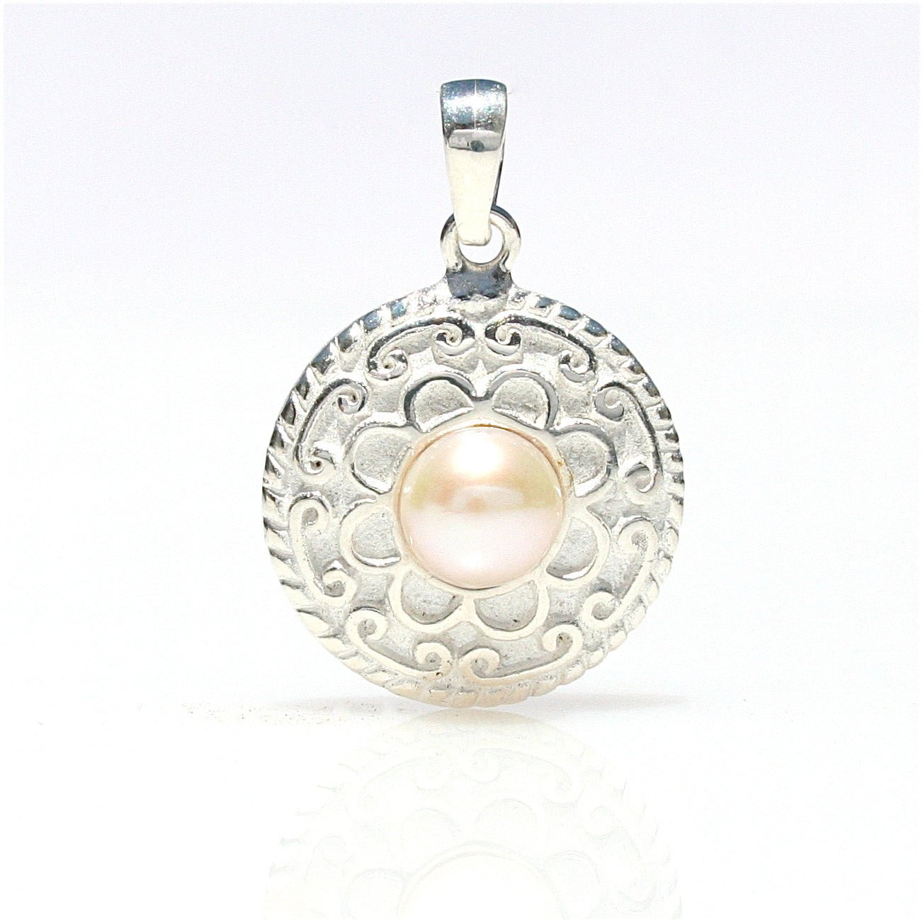 Chinatown Ladies Pearl Pendant in sterling silver featuring a genuine freshwater pearl inspired by Broome’s historic pearling heritage.