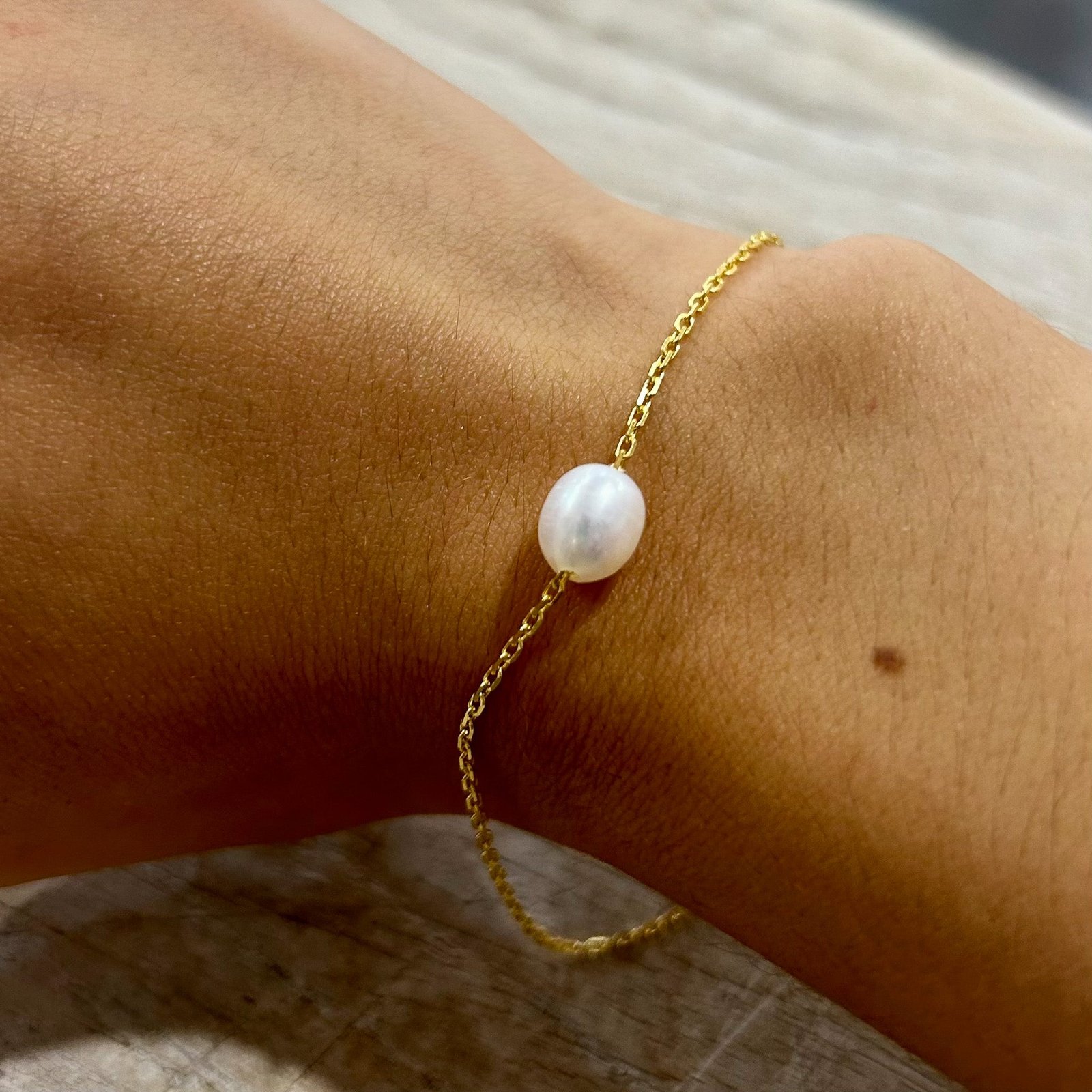Gold bracelet with freshwater pearl 